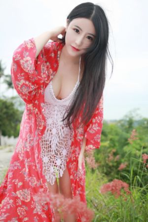 女班长脱了内衣让我吃奶动漫